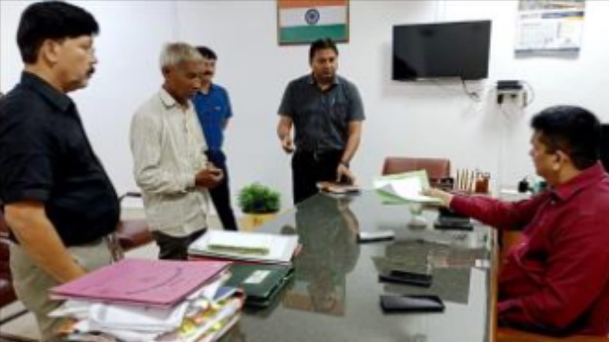 Saharanpur: old man Appeales to DM for his wifes last rites, absconds as soon as he gets two thousand rupees