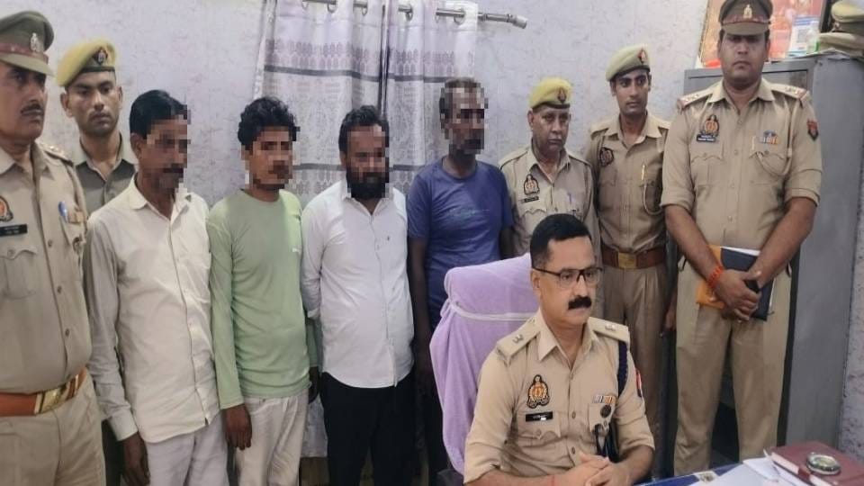 Police have arrested four accused while gambling in firozabad