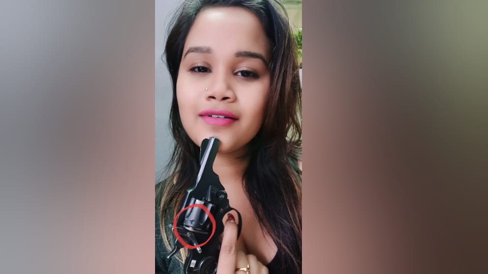 Fear of pistol woman in Greater Noida whole family is spending the day from DCP office to park
