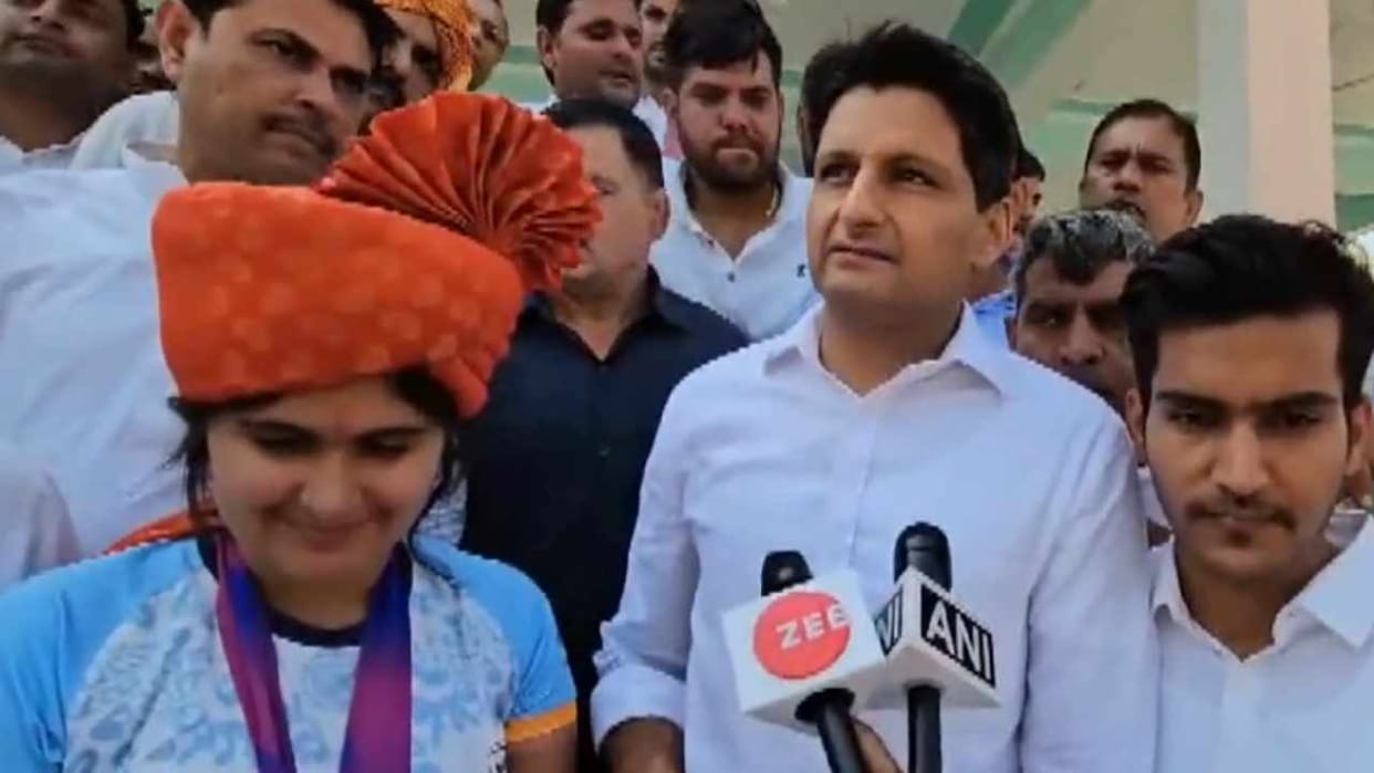 Asian Games Gold Medalist Palak Gulia receives a grand welcome on her arrival in Jhajjar