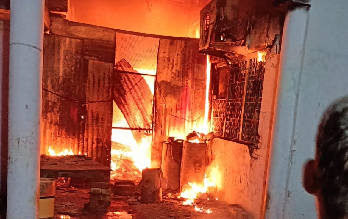 Then another factory blazed, goods worth lakhs kept in the warehouse were destroyed, fire engines controlled i