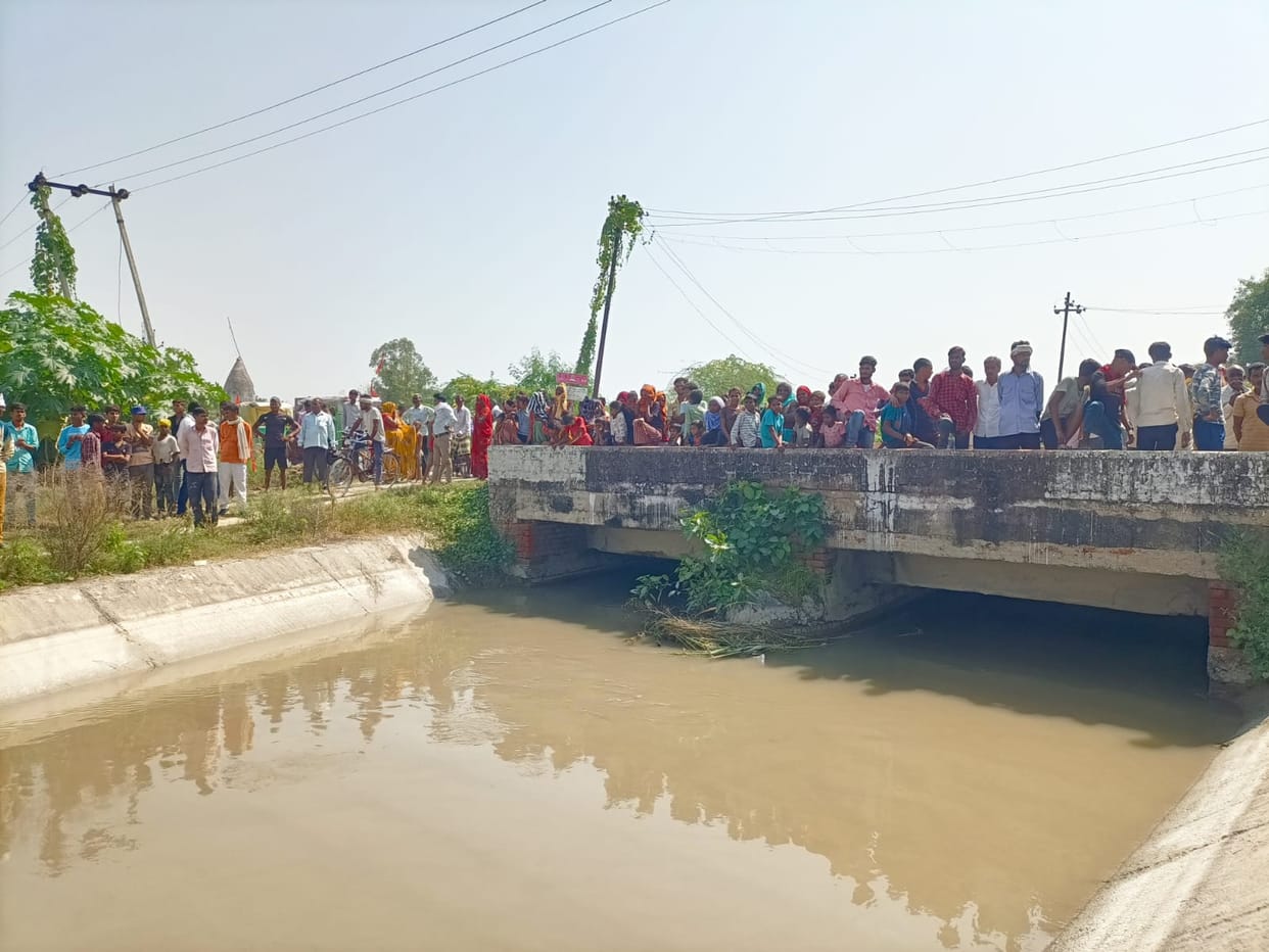 Naked body of an unknown youth found floating in Bamba, the body was badly decomposed, police engaged in ident