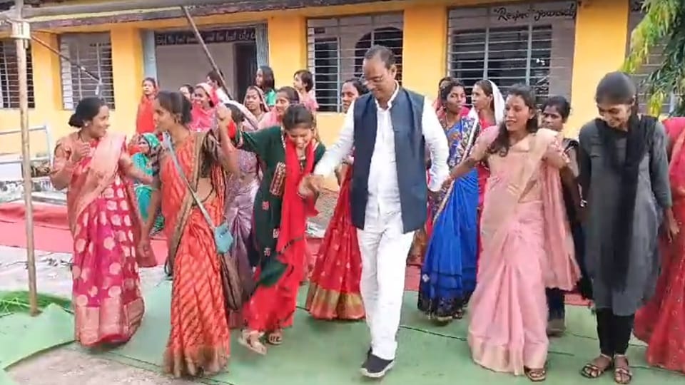 लोकगीत की धुन पर विधायक ने किया डांस