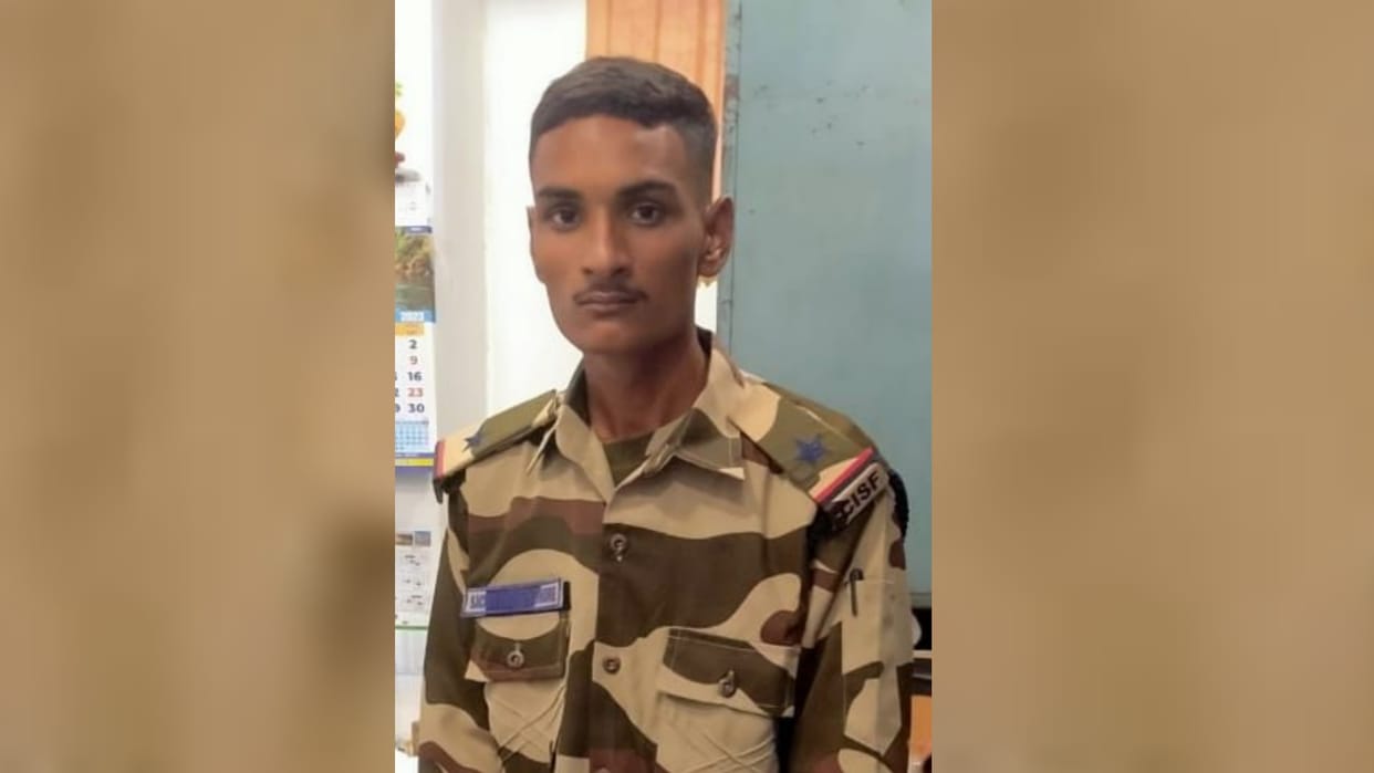 A fake CISF arrested on Lucknow airport.