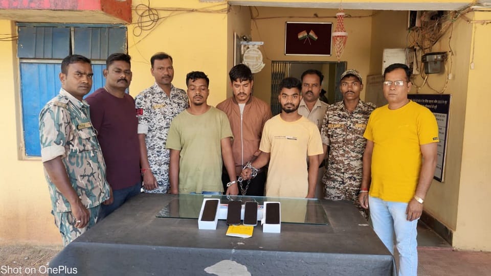 Three people arrested on charges of mobile parcel theft