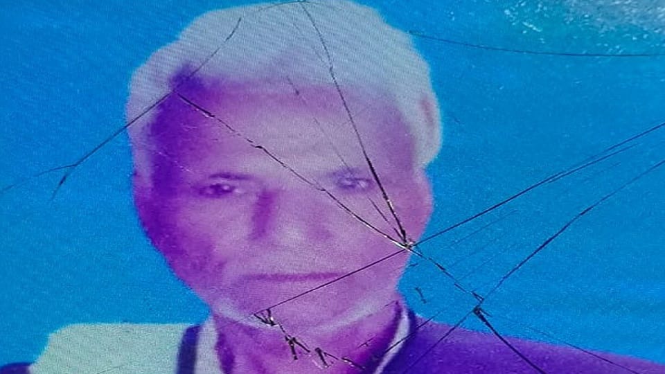 Old man dies after being crushed under rickshaw