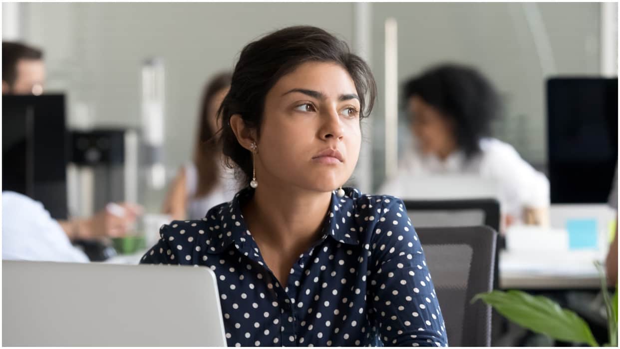 Office Tips To Handle Colleague Interfering in Personal Life At Work Place In Hindi