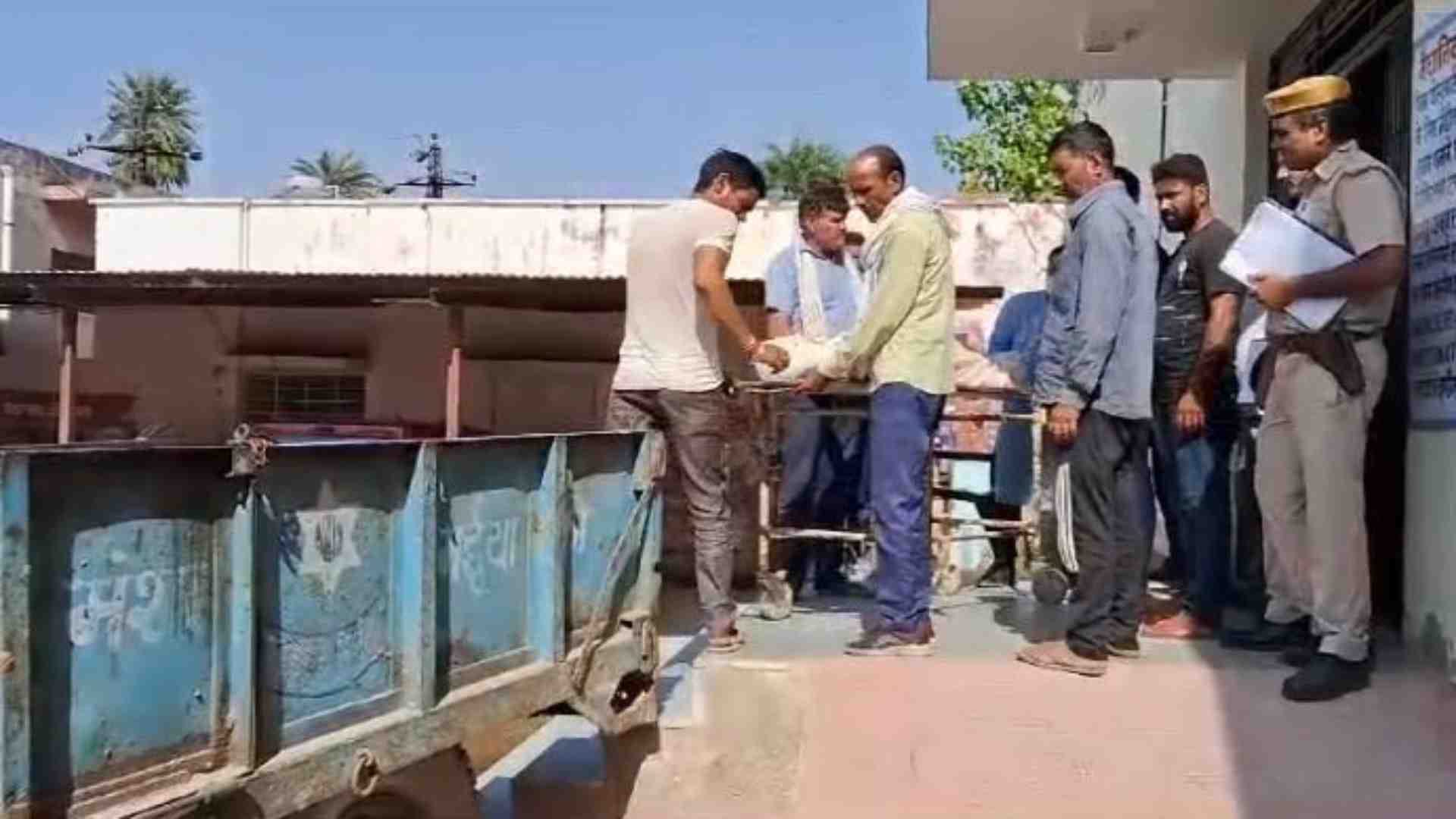 पुलिस ने शव कब्जे में लेकर कराया पोस्टमॉर्टम।