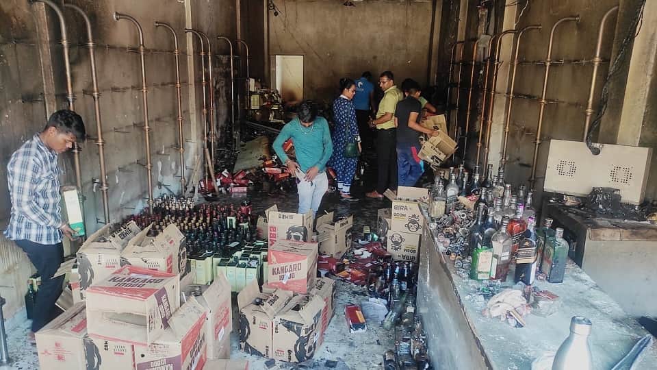 Fire broke out in a premium liquor shop in Mahasamund