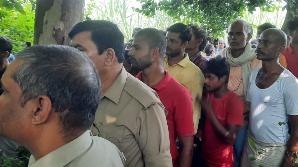 boyfriend and girlfriend found dead hanging from a tree in Lakhimpur kheri