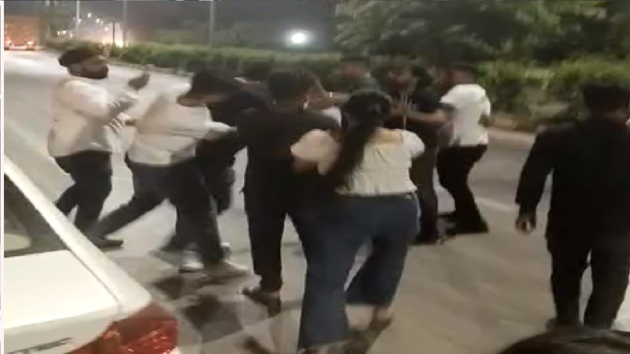 Ruckus over car overtaking in Raipur; Boys and girls fight on National Highway, 10 accused arrested