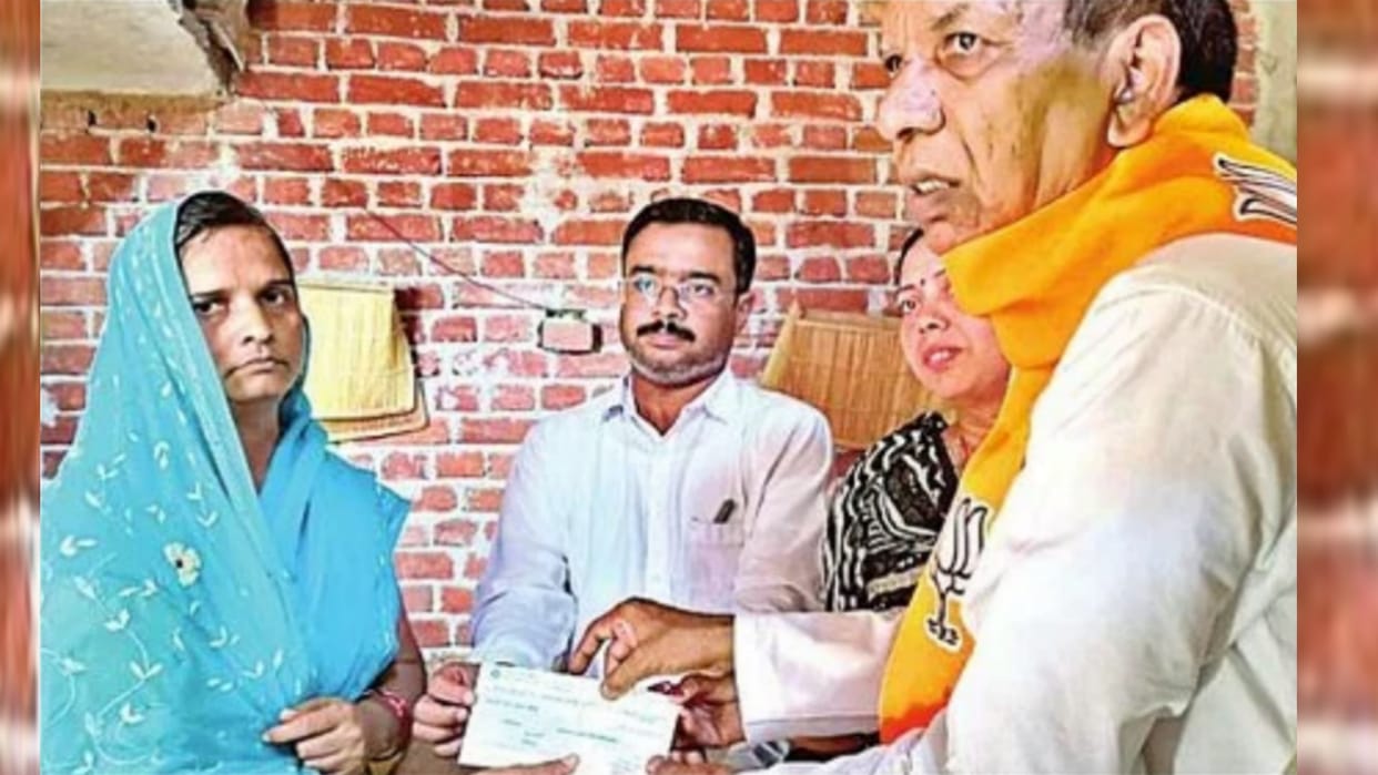 Sultanpur: Doctor Ghanshayam Tiwari's wife accepts the government help.