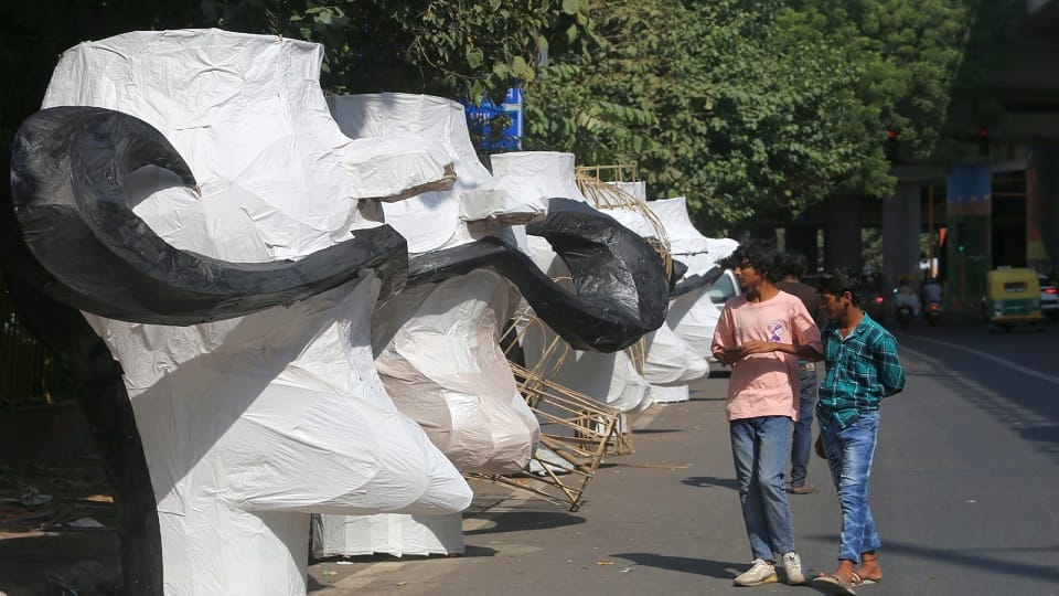 Ravana effigy is being made from foreign paper and Assam bamboo in Delhi