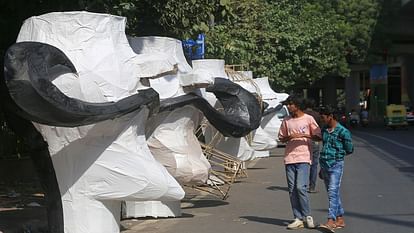 दशहरा की तैयारी: दिल्ली में विदेशी कागज और असम के बांस से तैयार हो रहा रावण का पुतला, बारिश में नहीं होगा गीला Ravana effigy is being made from foreign paper and Assam bamboo in Delhi