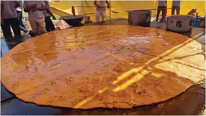 207kg की रोटी:तीन राज्य के हलवाइयों ने बनाई विश्व की सबसे बड़ी रोटी, 1000 लोग खाएंगे, जानें क्यों-कहां बनी? - World Largest Roti Of 207 Kg Flour Made In Bhilwara Rajasthan Hindi