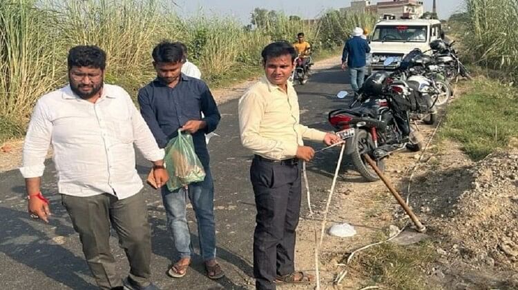 Aligarh: सरकारी जमीन पर अवैध कब्जे को राजस्व टीम ने हटवाया, अमर उजाला की खबर का लिया संज्ञान