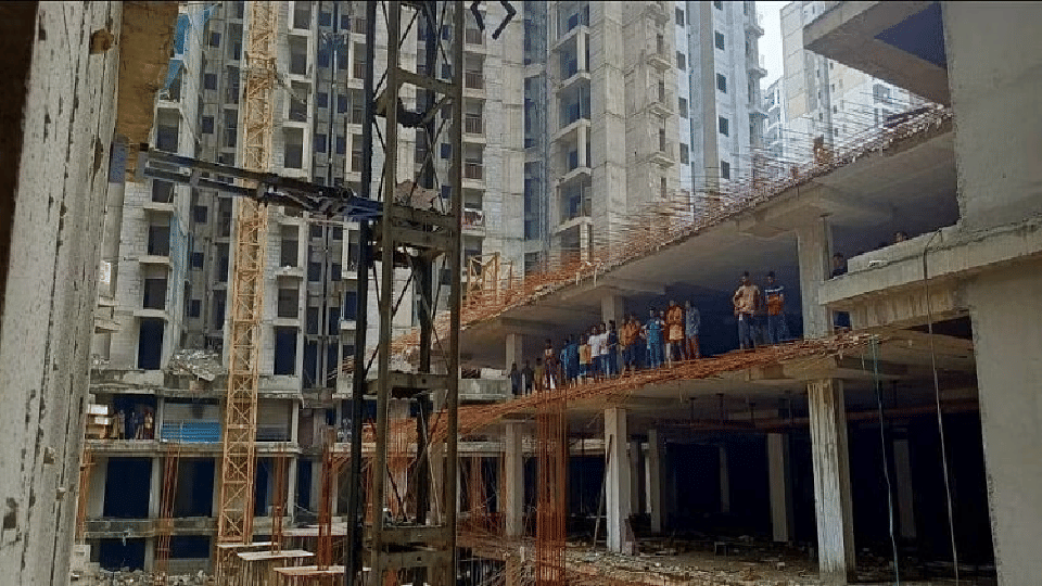 Lift accident case at the under construction site of Amrapali's Dreamvalley Phase-2