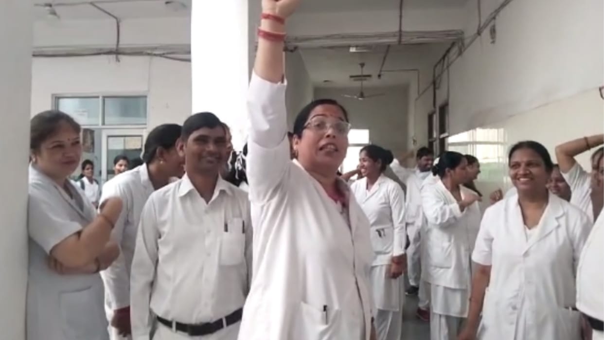 Nurses protest in Ambedkarnagar medical college.