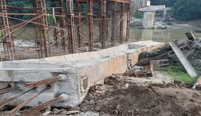बलिया में बन रहे पुल का स्लैब धराशायी : लापरवाही या भ्रष्टाचार? जांच के लिए डीएम ने बनाई तीन सदस्यीय कमेटी Slab collapsed of bridge being built in Ballia Negligence or corruption DM formed committee to investigate