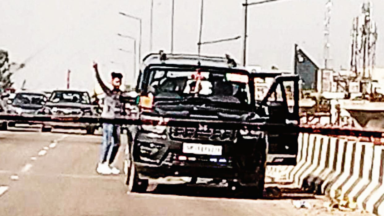 Meerut: Youth came in BJP district minister car, created ruckus on the highway