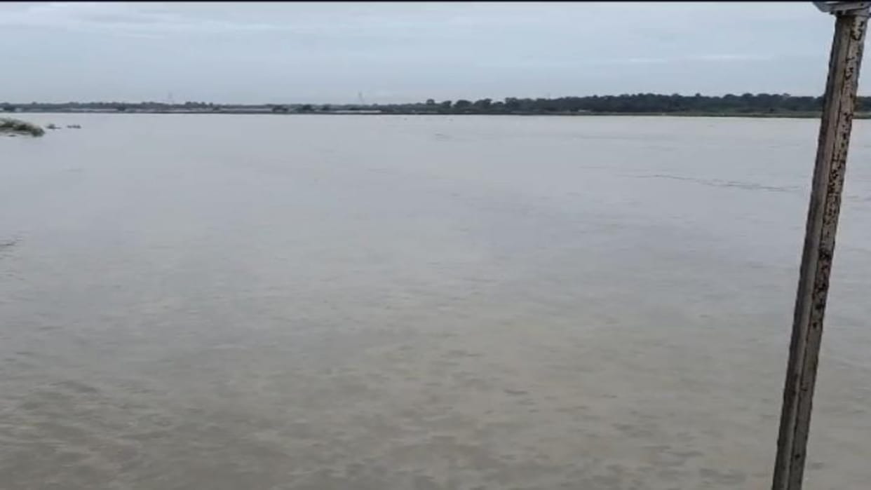 Erosion started on both banks due to swelling of Bagmati river in Sheohar; crops and valuable trees submerged