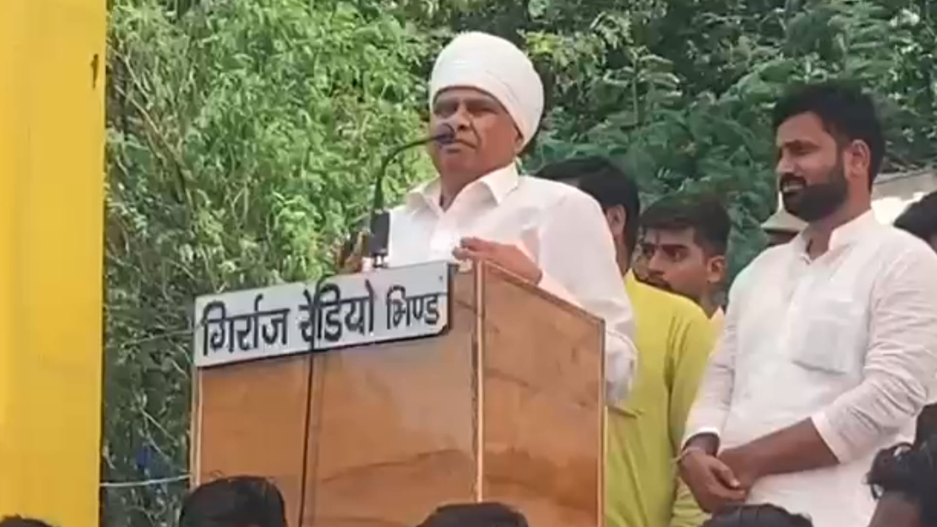 कांग्रेस नेता फूल सिंह बरैया ने मंच से एसपी-कलेक्टर को चेतावनी दी है।