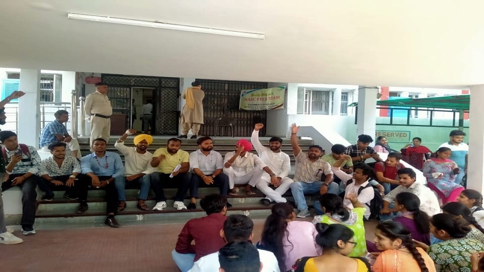 Kurukshetra University students took to the streets in Kurukshetra, gheraoed examination branch