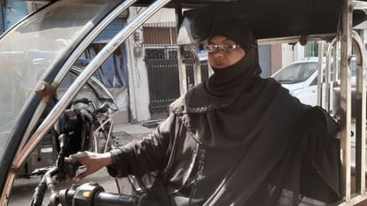 Moradabad: नजमा बुर्का पहन बेधड़क दौड़ा रही ई-रिक्शा, कहा- अब यूपी में नहीं लगता डर, तमन्ना हज और उमरा करना Najma is fearlessly running an e-rickshaw wearing burqa, said - Now there is no fear in UP