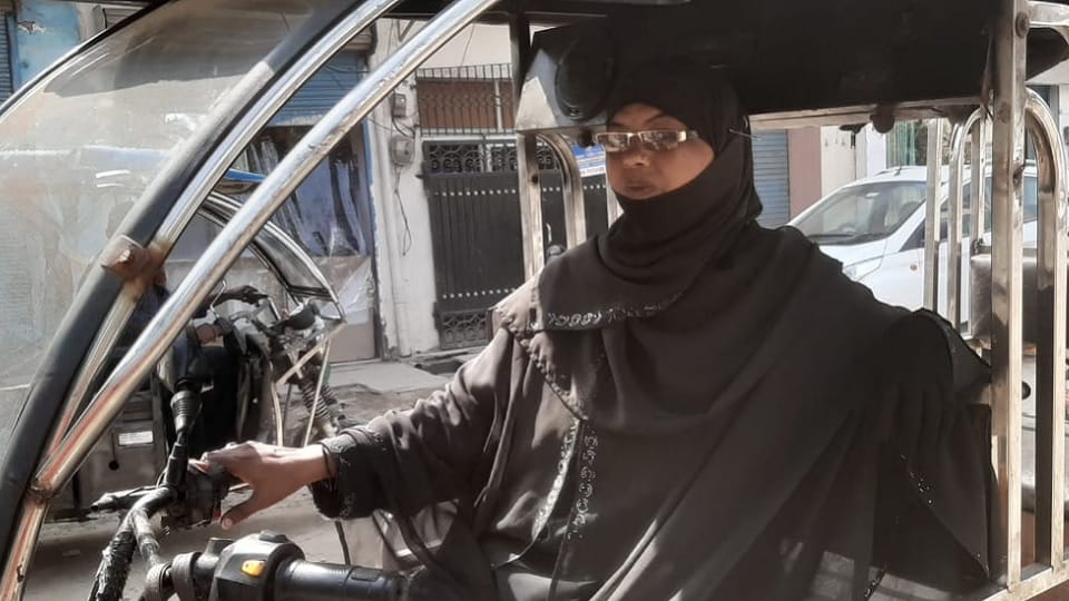 Najma is fearlessly running an e-rickshaw wearing burqa, said - Now there is no fear in UP