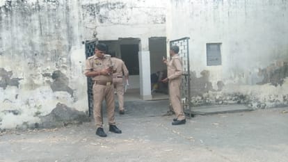 Moradabad: Nephew killed uncle by stabbing him in public, police is searching accused