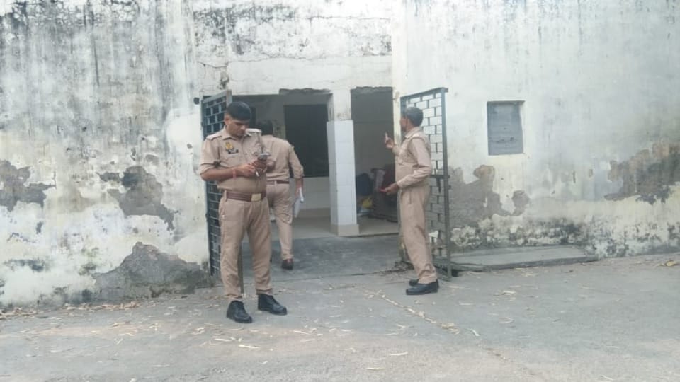 Moradabad: Nephew killed uncle by stabbing him in public, police is searching accused