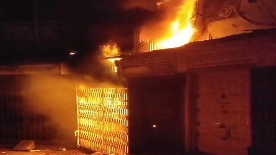 massive fire broke out in Rajan Jewellers family living above the showroom got trapped saved life by jumping