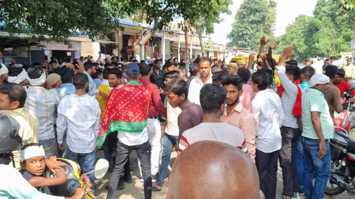 Protest against measurement of land of deceased former District Panchayat member Prem Yadav