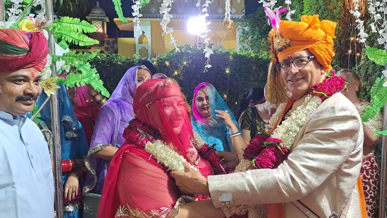 Unique Wedding Spanish couple got married in Rajasthan as per Hindu customs wearing Ghagra-choli