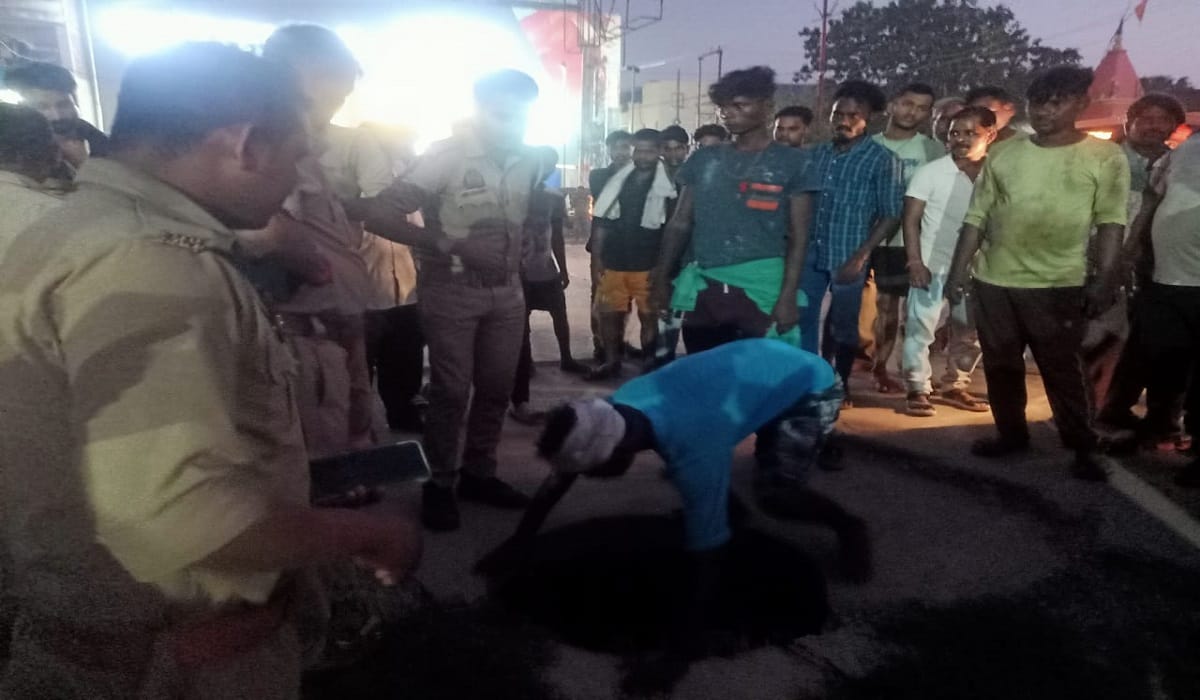 Middle aged man dies after falling into open manhole in varanasi nearby people could not save,