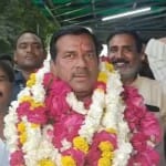समर्थकों के बीच भारत सिंह कुशवाहा