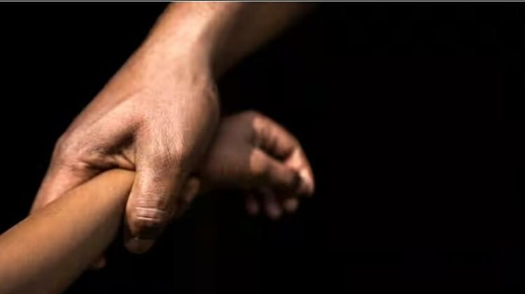 शर्मनाक: छात्रा को रेस्टोरेंट मालिक ने किया बैड टच, बोला- छुट्टी के बाद रोज आया करो... फिर मुस्कुरा कर भेजा