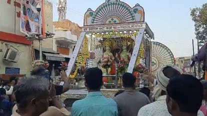 taken out in historic Rambarat live coverage in Agra Various tableaux being became center of attraction