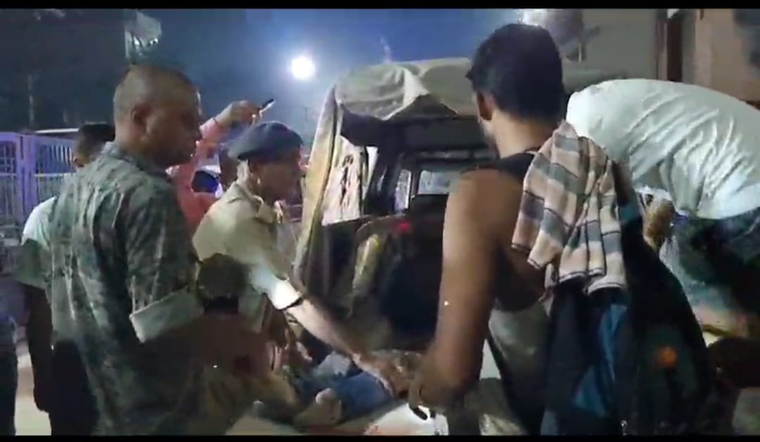 Bihar News : Bike collides with parked truck in Bettiah, father and two sons killed. Bihar Police