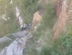 15 year old girl jumped from Hiranya mountain of Nalanda, attempted suicide, people rescued her.