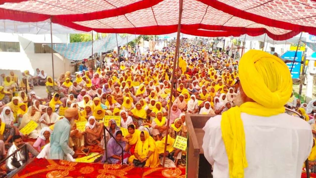 Farmers protest in front of minister Aman Arora residence in Sunam
