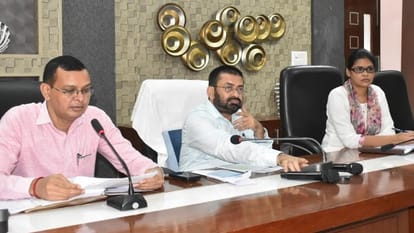 Moradabad: समीक्षा में लापरवाही मिलने पर डीएम ने बीएलओ को निलंबित किया, पांच के खिलाफ जांच के आदेश Moradabad: DM suspended BLO after negligence was found review, investigation ordered against five