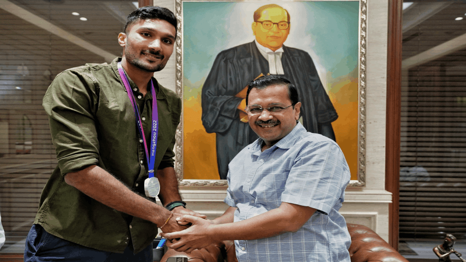 Asian Games 2023: CM Kejriwal honored winner Tejaswin Shankar with a medal