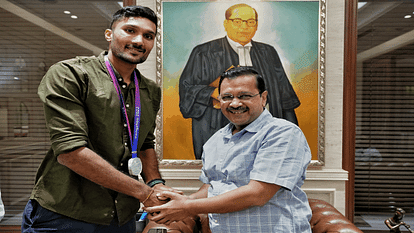 Asian Games 2023: एथलीट तेजस्विन शंकर को सीएम केजरीवाल ने मेडल पहनाकर किया सम्मानित, जानिए क्या कहा Asian Games 2023: CM Kejriwal honored winner Tejaswin Shankar with a medal