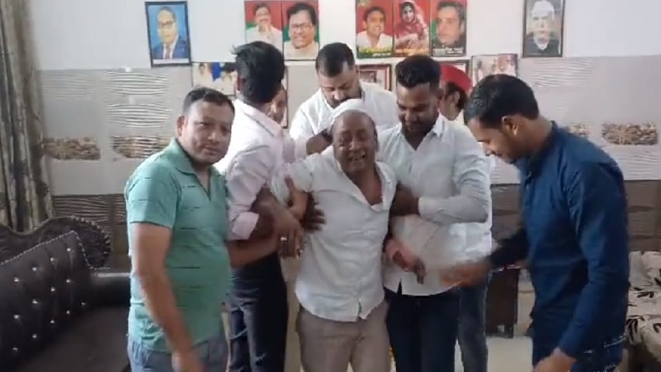 SP worker cried bitterly in front of Mulayam Singh Yadav s picture Video Viral