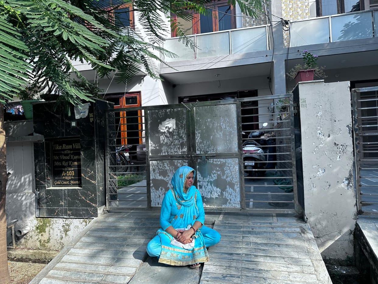 in-laws do not opens the gate even after 48 hours, married woman sat on strike in a tent outside
