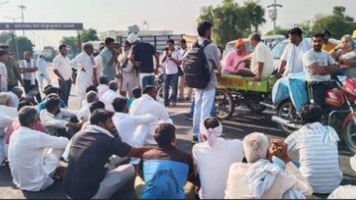 Farmers blocked the National Highway due to non-purchase of paddy in Jind
