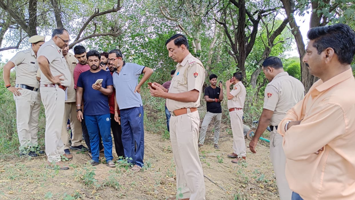 Man commits suicide by hanging himself from a tree in Narnaul
