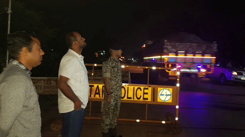 Collector reached border check point Dhanpunji in Jagdalpur at 12 clock in the night