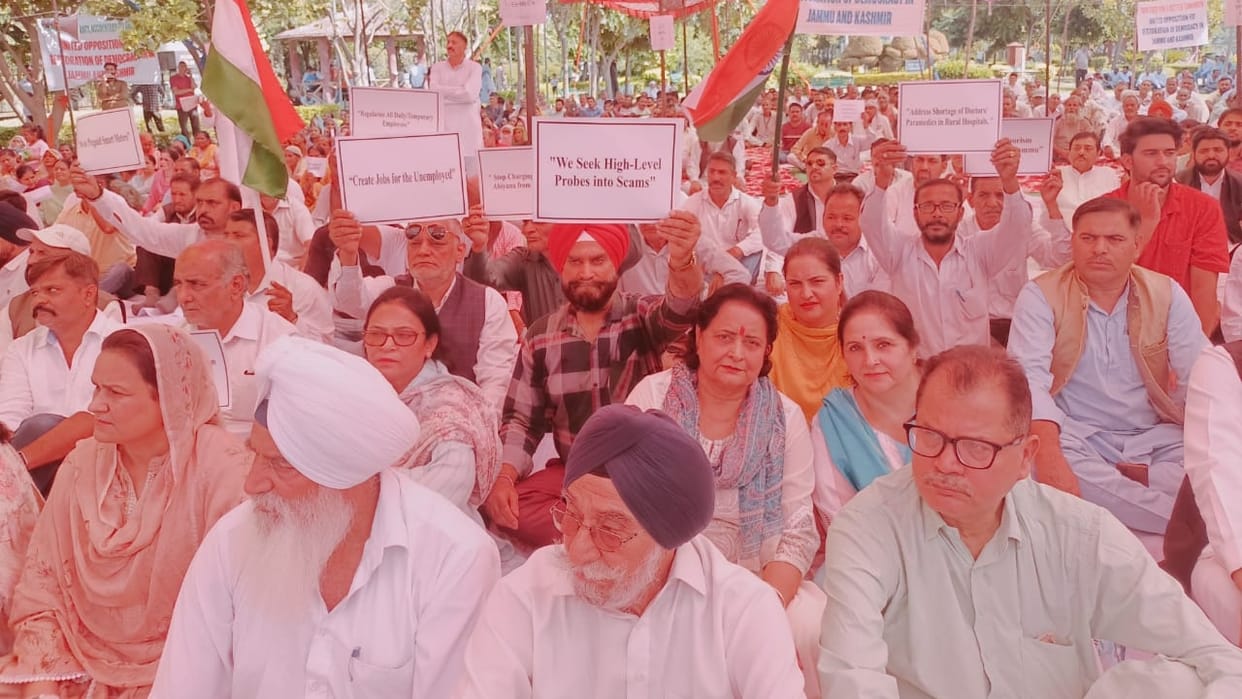 farooq mehbooba and other Opposition Parties stage protest in jammu against bjp government